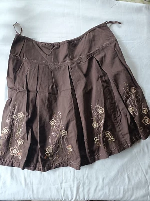 Ladies size 16 John Rocha skirt pleated front brown with applique - Image 1 of 4