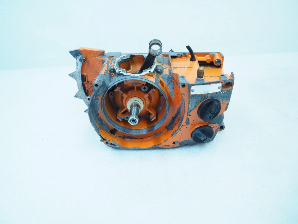 COPPIA CARTER SERBATOIO ALBERO MOTORE MOTOSEGA HUSQVARNA L 65 - L 77 - L65 - Immagine 1 di 4