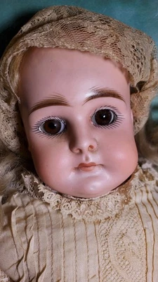 ОЧАРОВАТЕЛЬНЫЙ! ТАИНСТВЕННАЯ АНТИКВАРНАЯ КУКЛА ИЗ НЕГЛАЗУРОВАННОГО ФАРФОРА С ЗАКРЫТЫМ РТОМ И ПОВЕРНУТОЙ ГОЛОВОЙ ЧЕРЕЗ ПЛЕЧО 18"" - Изображение 1 из 4