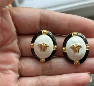 Designer Inspired Medusa Head Black White Gold Post Costume Earrings - Bild 1 von 3