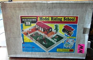 Britains 4714 Pine Lodge Riding School. 1976. Almost complete with original box. - Picture 1 of 20