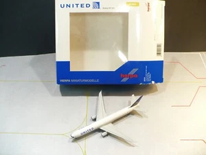1:400 Herpa United Boeing 767-400 #562416 N69063 - Picture 1 of 3