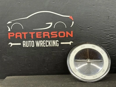 04-05 FORD THUNDERBIRD ХРОМИРОВАННЫЙ ЦЕНТРАЛЬНЫЙ КОЛПАК С БЕЛОЙ ЛЕНТОЙ СТИЛЬ РОДСТЕРА - Изображение 1 из 4