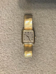 Vintage Timex Analog Gold Tone T91 Rectangular Face w/ Date Calendar 395 LA Cell - Picture 1 of 3
