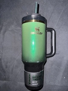 Stanley x WICKED EXKLUSIVER ELPHABA QUENCHER H2.0 FLOWSTATE™ BECHER 40 UNZEN - Bild 1 von 7