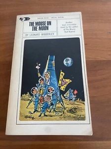 THE MOUSE on the MOON Leonard Wibberley 1965 Bantam Pathfinder Paperback - Imagen 1 de 3