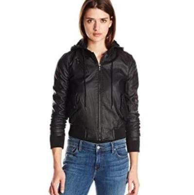 Chaqueta de cuero sintético para mujer New Look con capucha forrada de sherpa talla pequeña Foto 1 de 4
