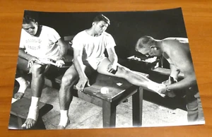 Fotografía original 10x13 de Pete Pihos y Philly Eagles por Ozzie Sweet - Imagen 1 de 2