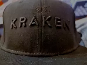 Sombrero a presión estilo béisbol negro The Kraken edición limitada ala plana premium - Imagen 1 de 11