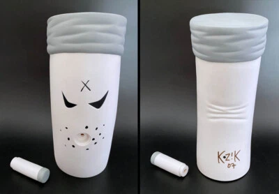 Frank Kozik FIRMADO Kidrobot 12" 2007 Blanco Smokey Monger AUTOGRAFIADO NUEVO EN CAJA Foto 1 de 3