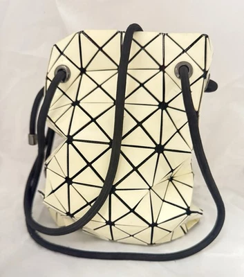 Bolso cubo Issey Miyake Bao Bao con correa ajustable Foto 1 de 3