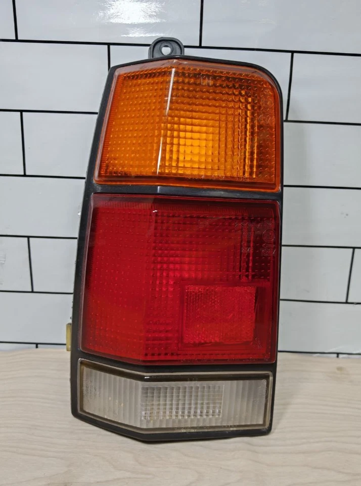 Lanterna traseira lateral esquerda TOYOTA Carina 1983 1987 KA67 AA60 VAN WAGON usada - Imagem 1 de 4