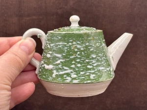 Piccola teiera verde smaltata lava grassa testurizzata cinese XIX secolo con crepe e patatine - Foto 1 di 20