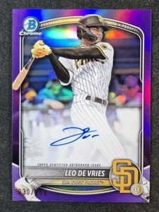 LEO DE VRIES 2025 BOWMAN CROMO AUTÓGRAFO REFRACTOR PÚRPURA AUTOMÁTICO/250 PADRES - Imagen 1 de 2