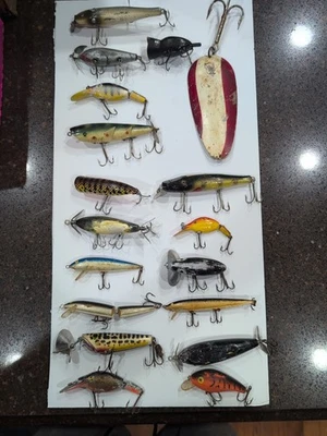 Lot Of 18 Vintage Fishing Lures Tackle Box Find As Is CREEK CHUB HEDDON ETC - Image 1 of 4