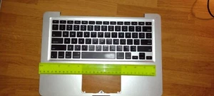 REPOSAMANOS APPLE MAC BOOK A1278 CON TECLADO. TIENE LLAVES DEFECTUOSAS - Imagen 1 de 2