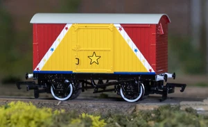 Bachmann 77414 HO Scale Thomas & Friends 12 Ton Box Van - Funfair Red - Picture 1 of 1