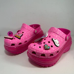 Crocs US Hombre 6 Mujer 8 Rosa Barbie La Película Mega Zueco Crush con Dijes Jibbitz - Imagen 1 de 14