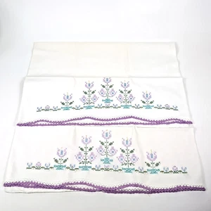 2 Vintage Kissenbezüge Baumwolle bestickt 20 x 28 lila Blumen Distel Spitzenrand - Bild 1 von 17