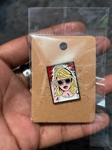Taylor Swift Pop Art Emaille Pin Musik Ikone Anstecknadel Rucksack Deko - Bild 1 von 3
