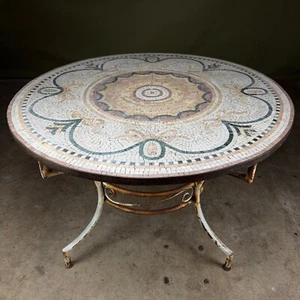 Marokkanischer Mosaiktisch mit dekorativer Fliesenplatte und Beinen aus Metallgestell im Used-Look - Bild 1 von 11