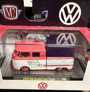 M2 Machines Auto-Thentics Serie 99 1959 VW Camion Doppia Cabina R99 CHASE Vdub Love - Foto 1 di 6
