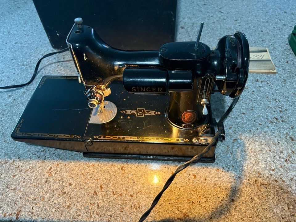 Máquina de coser Singer Featherweight 221 de colección completa probada funcionando con estuche Foto 1 de 4