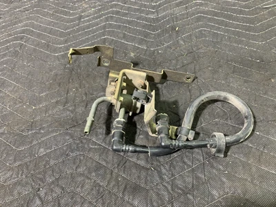 Комплект кронштейнов регулятора давления шланга топливопровода оригинального производителя 1999-2005 Mazda Miata NB 1,8 - Изображение 1 из 4