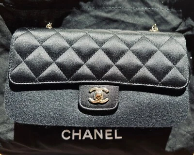 Auténtico bolso Chanel satinado con solapa con caja, papeles y cintas - impecable estado Foto 1 de 4