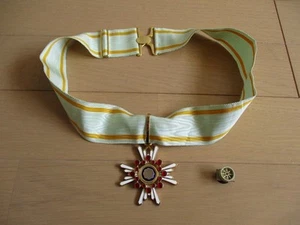 Order of Sacred Treasure Heisei Japanese Medal with Ribbon and Case Used - Picture 1 of 10