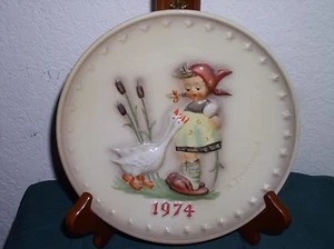 HUMMEL JAHRESTELLER 1974, "GOOSEGIRL" HUM267, FLACHRELIEF MIT BOX - Bild 1 von 2