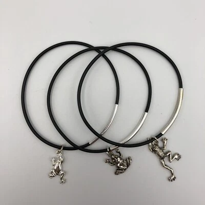 Pulseras vintage de tres piezas con dije de rana en imitación de cuero bisutería Foto 1 de 4