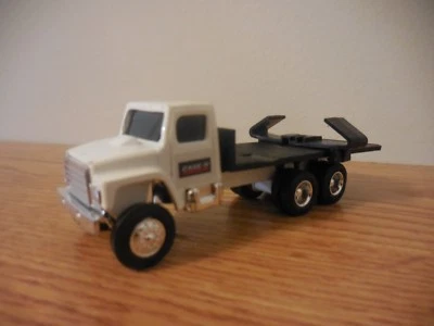 ERTL 1/64 CASE IH TANDEM DEALER EQUIPMENT HAULER FLAT BED TRUCK x - Image 1 of 3