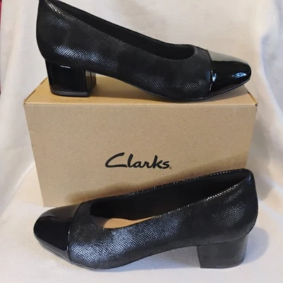 Zapatos de salón Clarks Chartli Diva negros de piel de serpiente EE. UU. 9 W tacón ancho charol puntera Foto 1 de 4
