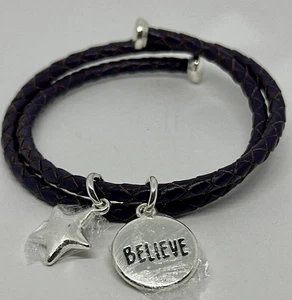 Pulsera de cuero trenzado envolvente púrpura con dijes en tono plateado - CREE Y ESTRELLA - Imagen 1 de 3