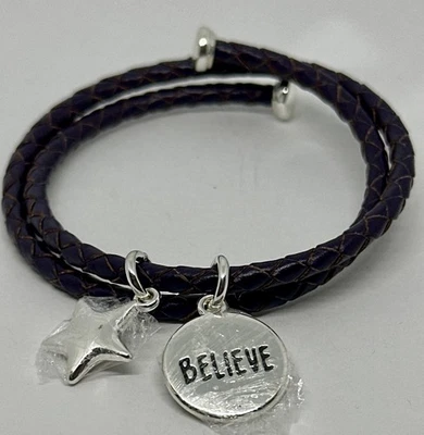 Pulsera de cuero trenzado envolvente púrpura con dijes en tono plateado - CREE Y ESTRELLA Foto 1 de 3