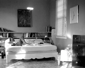 ERNEST HEMINGWAY LYING ON BED IN HOME IN FINCA VIGIA, CUBA - 8X10 PHOTO (CC448) - Picture 1 of 1