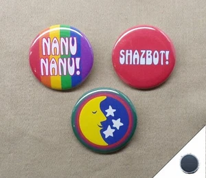 Imanes Nanu Nanu, Shazbot, Luna y Estrellas de 1,25"" Mork & Mindy Robin con ciencia ficción para TV - Imagen 1 de 5