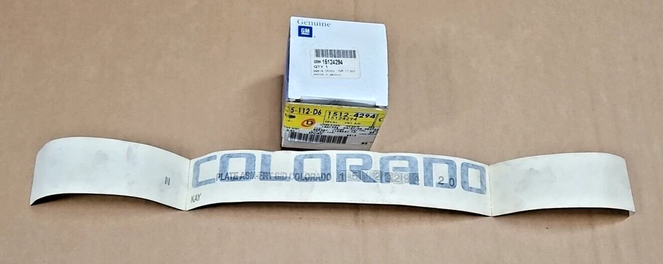 Chevrolet Colorado 2004-2006 calcomanía con nombre de puerta delantera nueva restauración OEM Foto 1 de 1