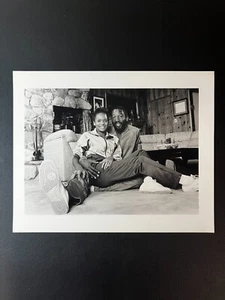 1986 Los Angeles Lakers James Worthy w/ His Wife Sitting Type 1 8x10 Photo - Picture 1 of 2