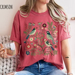 Camicia Cottagecore Uccellini e Fiori Comfort Colore, Arte Popolare Scandi Art T Shirt - Foto 1 di 5