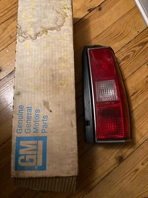 Luz de lámpara trasera para camioneta Chevrolet Cavalier 1982-1986 lado derecho nueva de fábrica OEM Foto 1 de 3