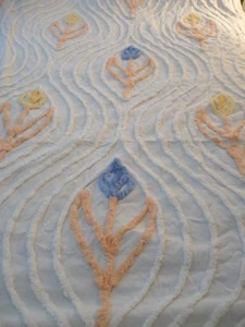 Vintage Chenille Tagesdecke Full / Twin weiß pfirsich gelb blau Blumen Tulpen - Bild 1 von 4