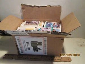 SIETE [7] LB. CAJA LLENA DE UN SURTIDO DE DIFERENTES JUGADORES DE BÉISBOL. - Imagen 1 de 3