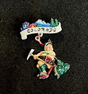 COLORADO Vintage Novedad Esquí Pin Plástico Esquí Hombre Insignia Recuerdo Viaje Solapa - Imagen 1 de 3
