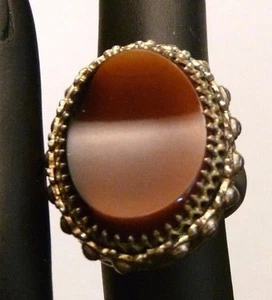 Anillo de cóctel Whiting and Davis Co curvado ovalado ojo de tigre acabado cabujón talla 5  - Imagen 1 de 7