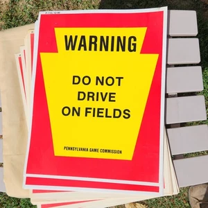 PA PENNSYLVANIA SPIELKOMMISSION Fahren Sie nicht auf Feldern POSTER Vintage Schild - Bild 1 von 3