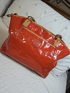 Borsa a tracolla Coach Peyton in pelle verniciata goffrata arancione F20028 usata in ottime condizioni - Foto 1 di 9