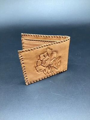 Cartera Bi Plegable Cuero Tocado a Mano Repujado Rosa Árbol Estampada Egipcio Marrón/Tostado Foto 1 de 4