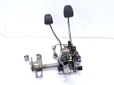 Conjunto de pedal de freno y embrague Subaru XV Crosstrek 2013-2017 transmisión manual OEM Foto 1 de 4